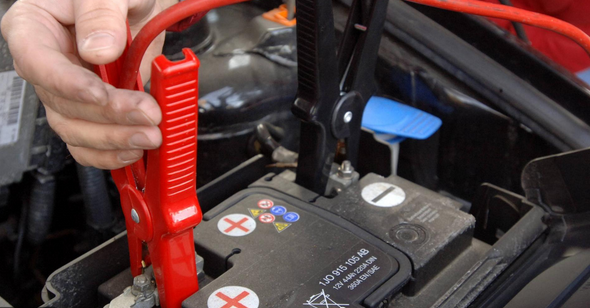 Starthilfe mit Kabeln